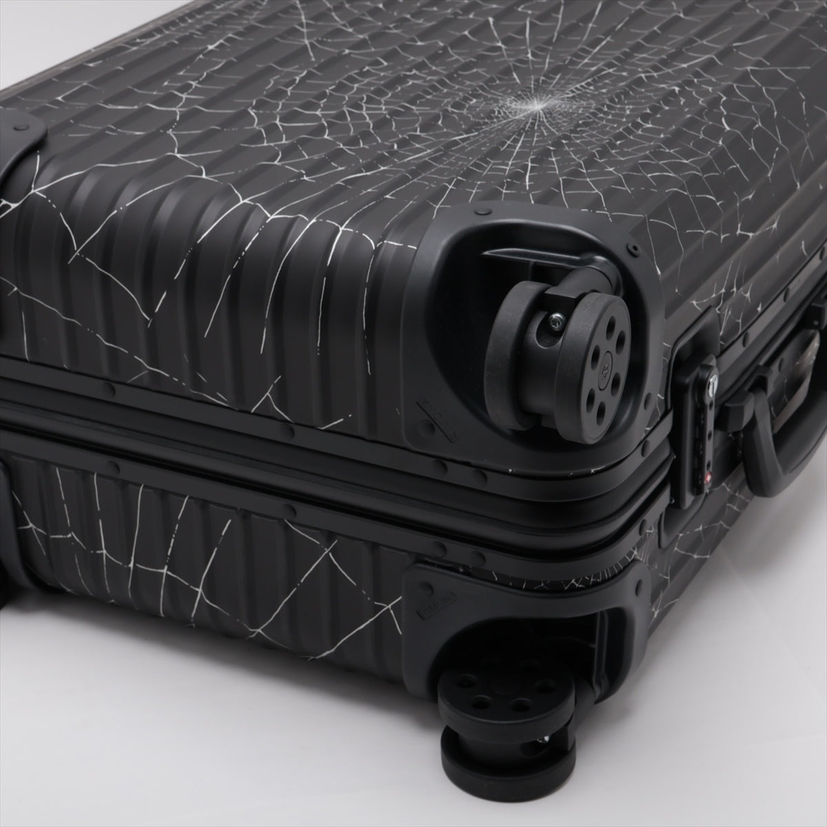 リモワ×シュプリーム キャビンプラス アルミニウム スーツケース ブラック 暗証番号000