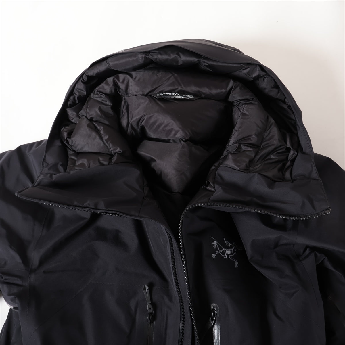 アークテリクス 23年 ナイロン ダウンジャケット XS メンズ ブラック  X000007315 Beta Down Insulated GORE-TEX チャック スレ有 フード汚れ有