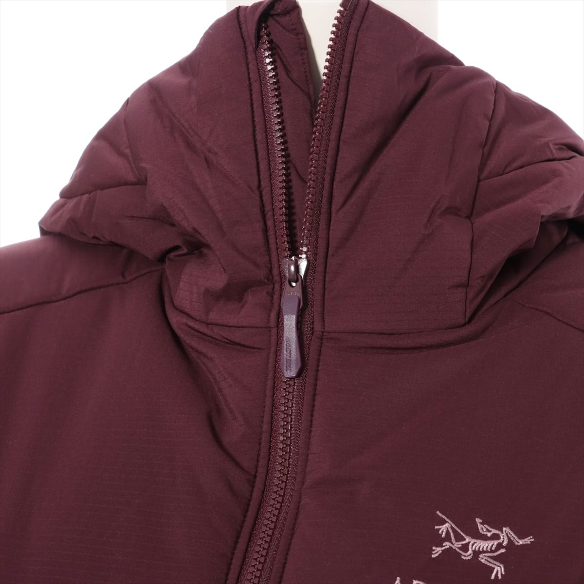 アークテリクス ナイロン 中綿ジャケット M レディース ボルドー ATOM AR HOODY ｜a0337331｜中古ブランド品・ブランド古着通販｜ALLU（アリュー）