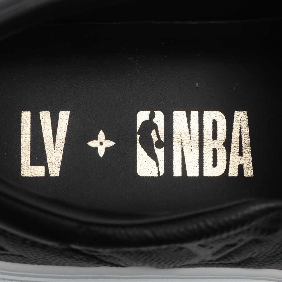 ルイヴィトン×NBA LVオリライン 21年 レザー スリッポン 8 メンズ ブラック モノグラム エンボス  LD0241｜a1095438｜中古ブランド品・ブランド古着通販｜ALLU（アリュー）