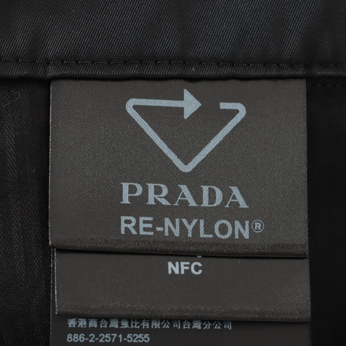 2024 新作】 PRADA Re-Nylonパンツ サイズ44 パンツ - shimashou.co.jp