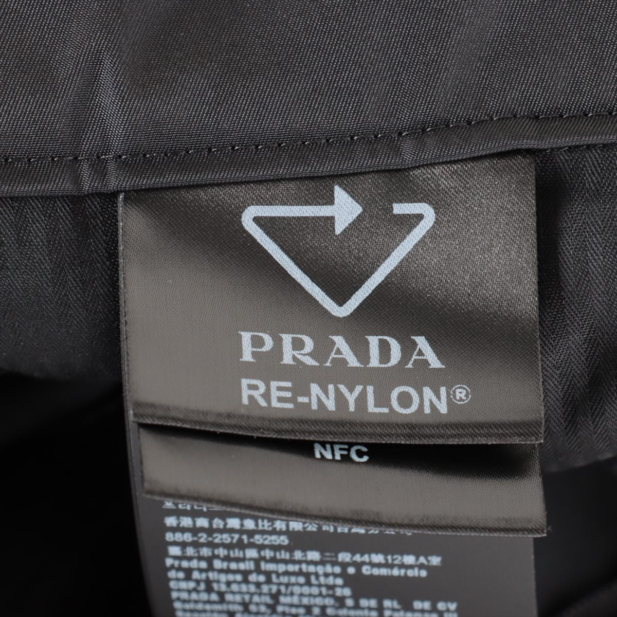 プラダ Re Nylon リ ナイロン 23年 ナイロン パンツ 44 メンズ ブラック  三角ロゴプレート バミューダパンツ