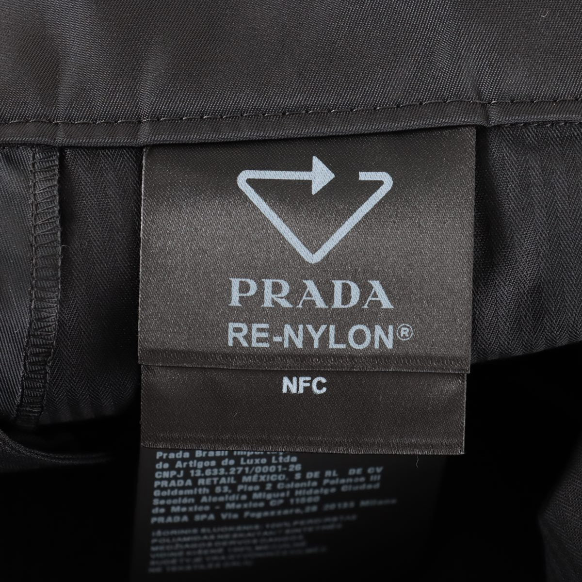 プラダ Re Nylon リ ナイロン 23年 ナイロン パンツ 48 メンズ ブラック  バミューダパンツ 三角ロゴプレート